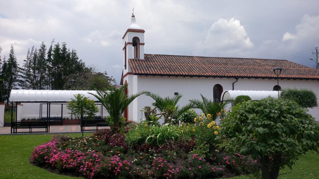 Hostal El Parque Tababela Bagian luar foto