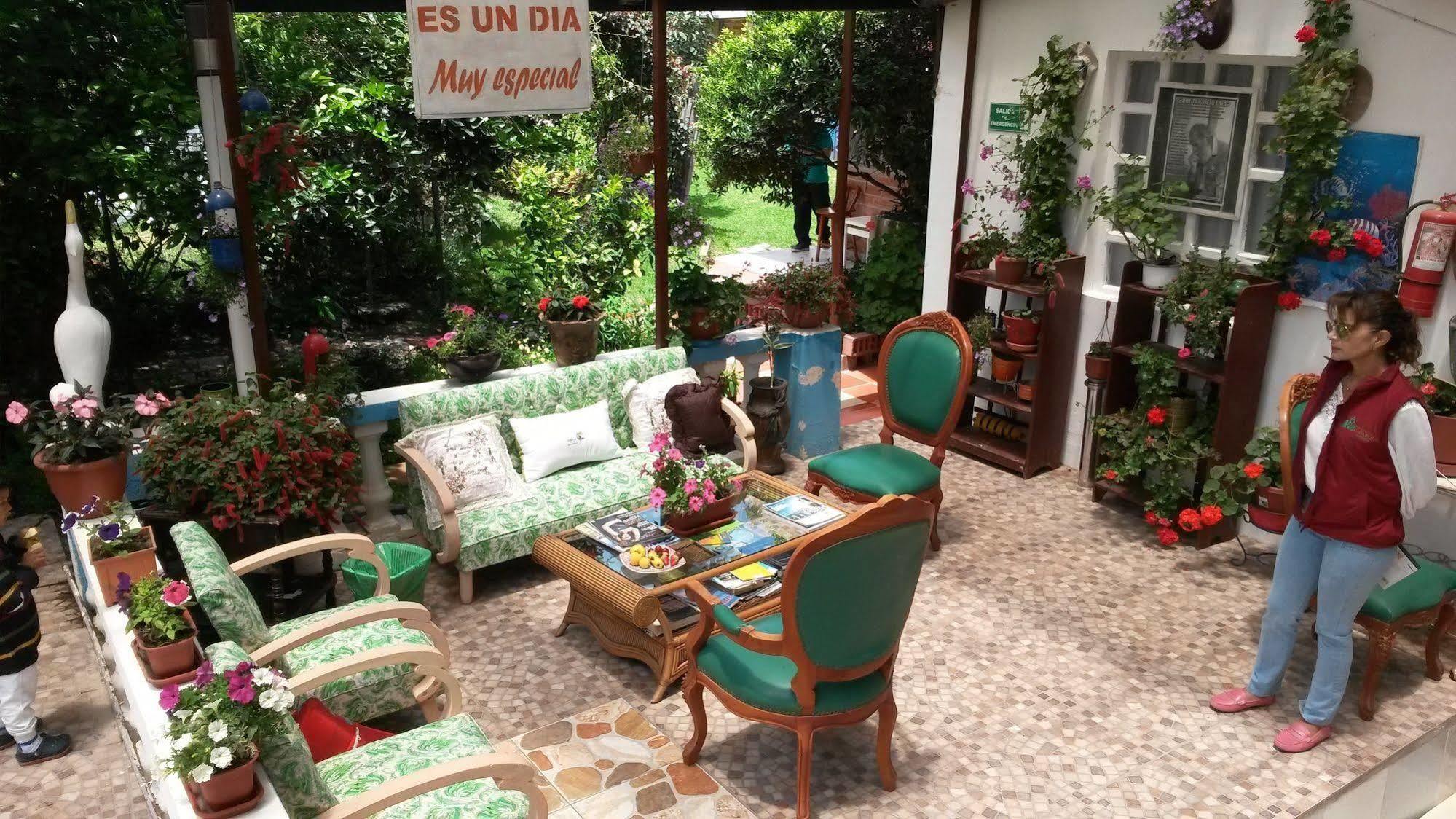 Hostal El Parque Tababela Bagian luar foto